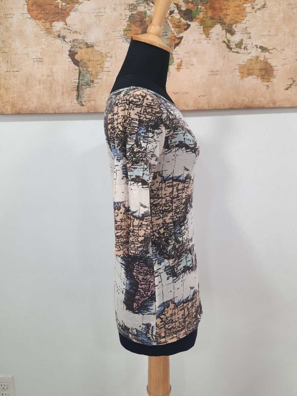 Vtg inspired world map top - Urban Outfitters brand - Picture 3 of 11